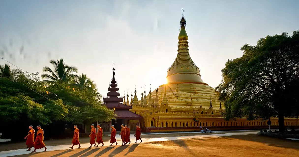 ရန်ကုန် ဗုဒ္ဓဘာသာ ဘုရားစေတီနှင့် မနက်ခင်း ဆွမ်းကပ်ထွက်ကြသော ရဟန်းတော်များ