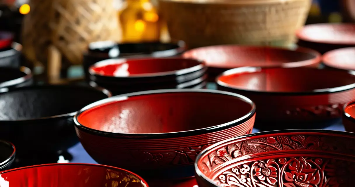 ရန်ကုန်ဈေးတွင် ပြသထားသော အနီနှင့်အနက်ရောင် ယွန်းထည် ပန်းကန်လုံးများ