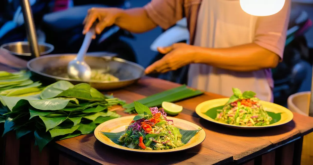 ရန်ကုန် ညပွဲ — မြန်မာ့ ရိုးရာ လက်ဖက်သုပ် ချက်ပြုတ်သောနေရာ
