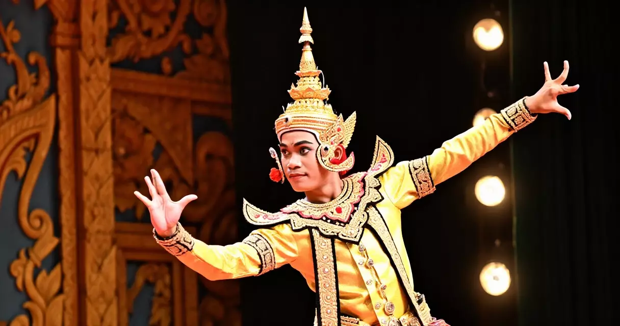 မြန်မာ့ရိုးရာ အကသမား ပြဇာတ်ရုံစင်ပေါ်တွင် ဖျော်ပွဲတင်ဆက်နေစဉ်