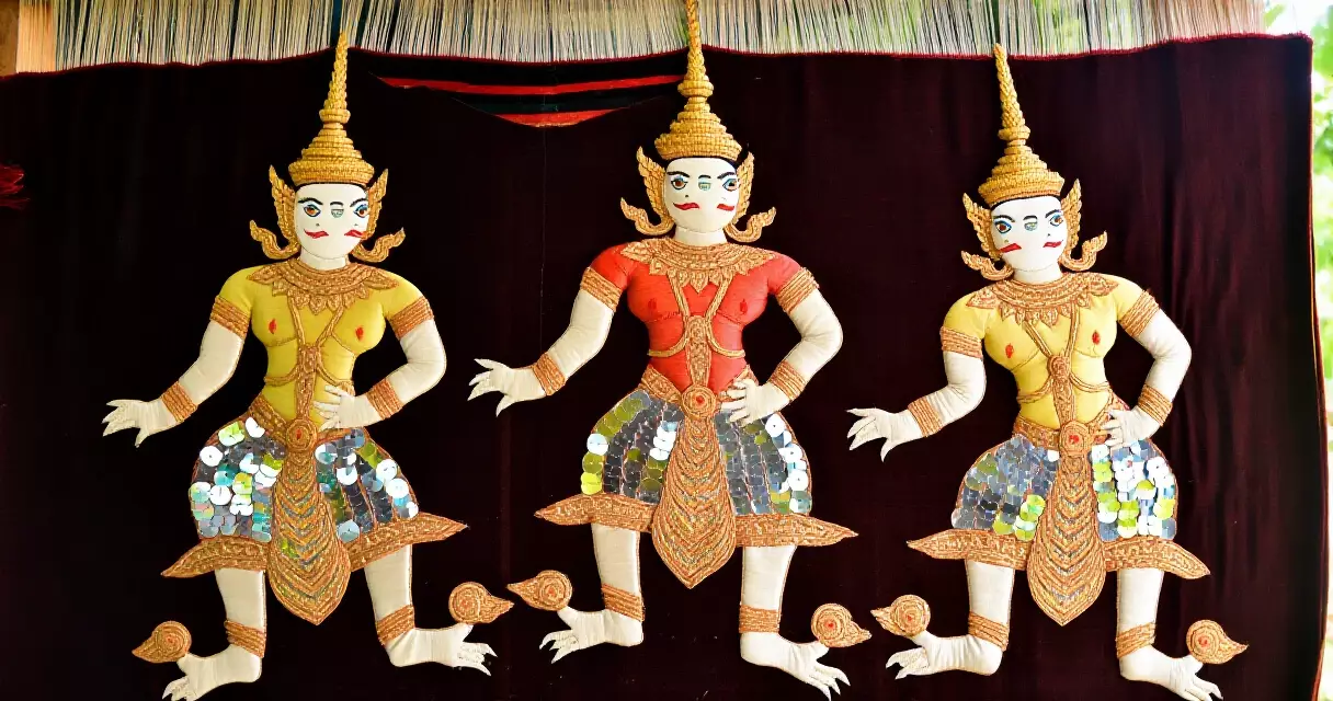 မြန်မာ ရိုးရာ ကုလားကာထိုး ပန်းချီ – ကြေးဆင်နှင့် မှန်ကွက်တို့ဖြင့် ထိုးရက်ထားသော ဖောင်းကြွ လက်ရာ