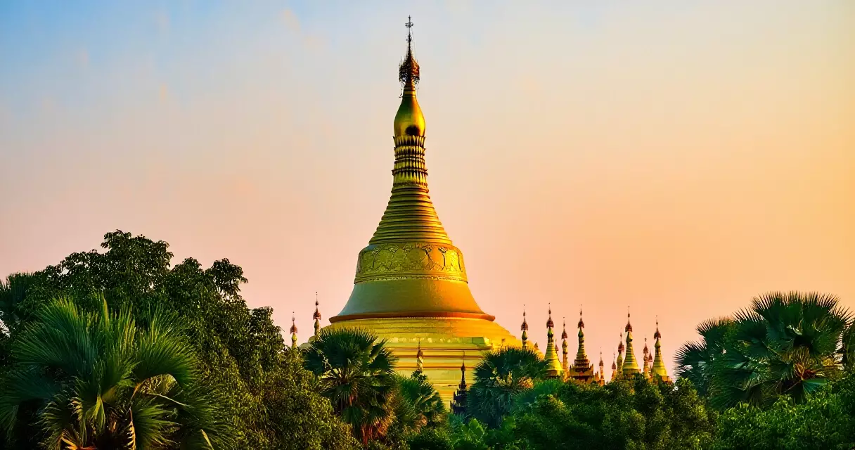 ရွှေတိဂုံစေတီတော် နေဝင်ချိန် ရွှေရောင်ထွန်းလင်းနေပုံ