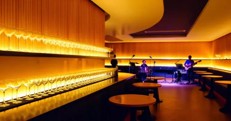 Mango Bar Yangon — ညပွဲ၊ ဖျော်ဖြေမှုနှင့် ဝန်ဆောင်မှု သုံးသပ်ချက်