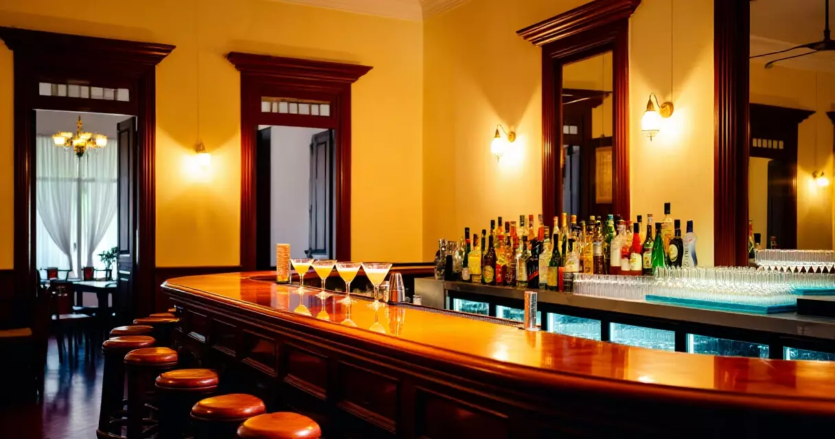 The Strand Hotel Yangon ကိုလိုနီ bar အတွင်းပိုင်း ကျွန်းသား နှင့် cocktails